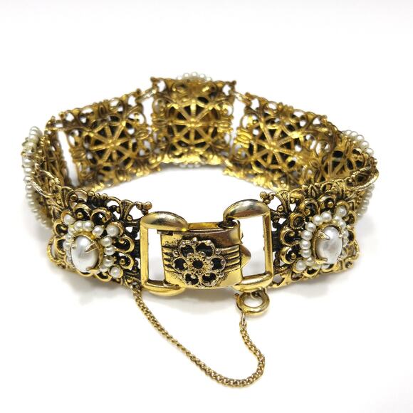 Vintage 1960s Faux Pearl & Victorian Lady Link Bracelet, Gold Tone - Picture 3 of 10